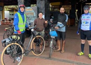 Llegó a Iguazú en su bicicleta para conocer las Cataratas y concientizar sobre una dura enfermedad