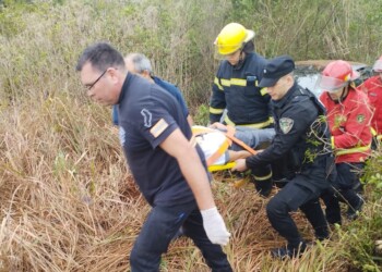 Bomberos rescataron a mujer lesionada en un despiste