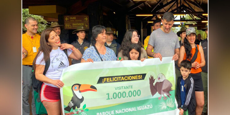 UN MILLÓN. La familia Barreto de Neuquén fue recibida con reglaos por autoridades misioneras. (Foto La Voz de Cataratas).