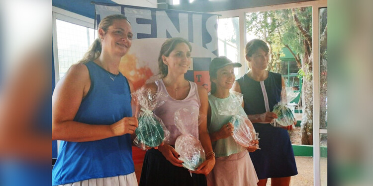 GANADORAS. Luego de las finales, las duplas ganadoras se acercaron a recibir sus premios en las distintas categorías.