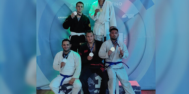 DESTACADOS. Bareyro y sus alumnos con las medallas ganadas en Chaco.