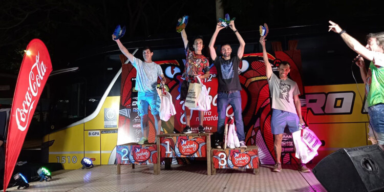 BIEN ARRIBA. El atleta de Jardín América, en lo alto del podio. Completó los 70 kilómetros en 8h06m48s.