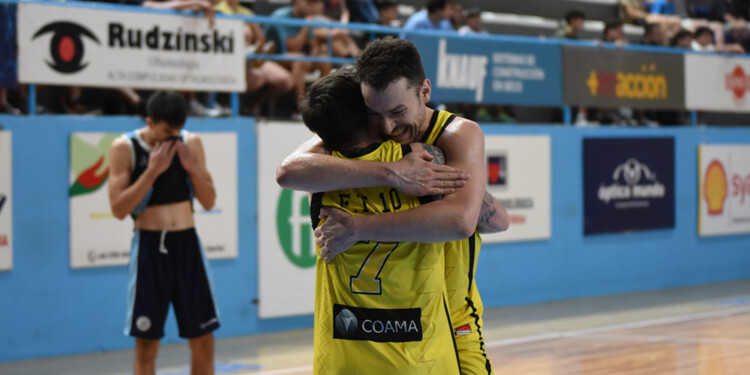 EN OBERÁ, FESTEJÓ TIRICA. El abrazo entre Juampi Rojas y Pipi Paredes.