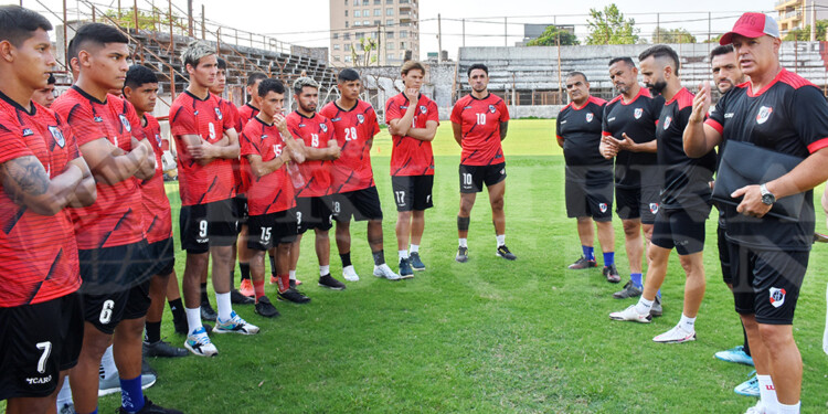 BIENVENIDA. Dutto encabezó la presentación ante el plantel, ayer por la tarde en el Clemente Argentino Fernández De Oliveira. Guaraní puso primera.