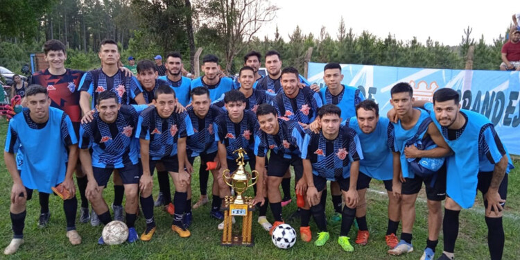 FLAMANTE CAMPEÓN. Nueve de Julio llevó la copa al arranque del torneo y le trajo suerte: goleó a Dependientes.