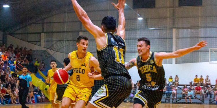 EN JUEGO. Friedrich ataca sobre la marca de Paredes y Aguirre, en el primer juego de la final de la Liga.