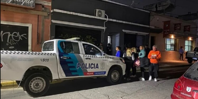 ALLANAMIENTO. El viernes por la noche en una vivienda de calle Fermín Gamboa, en el centro de Pilar, se concretaron las detenciones (Foto gentileza Pilar a Diario)