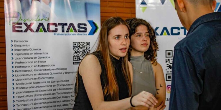 SEGUIR ESTUDIANDO. Destacan que son muchos los jóvenes que aún están cursando la secundaria y comienzan a prepararse con tiempo, viendo la disponibilidad de carreras universitarias para estudiar de manera gratuita.