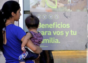 La denostada AUH alcanza para cada vez menos: se devaluó un tercio en ocho años