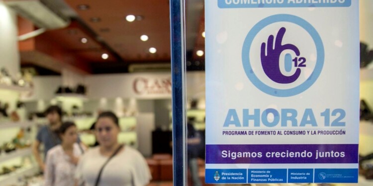 zzzznacp2NOTICIAS ARGENTINAS BAIRES, MARZO 4: El programa oficial de
financiamiento al consumo Ahora 12 generó un "cambio de tendencia"
y el consumo creció tras meses de estancamiento, aseguró hoy el
vocero de la CAME, Vicente Lourenzo.
Foto NA: DAMIAN DOPACIOzzzz