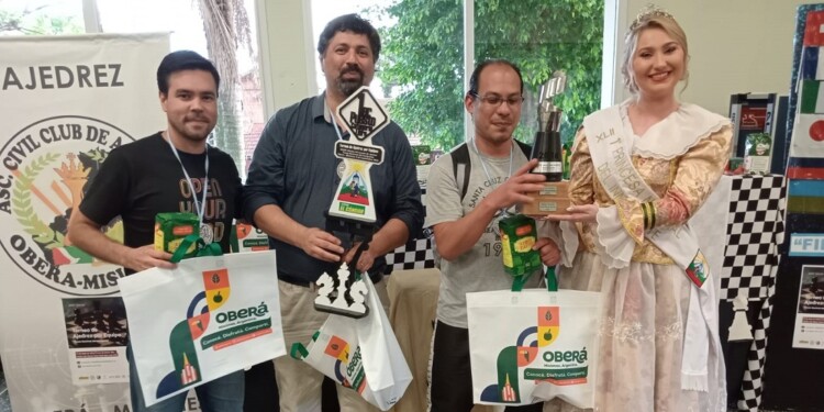 LOS GANADORES EN LIBRES. El equipo de Jardín Florido, con la copa.