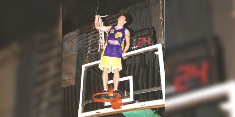 A PURO FESTEJO. Aldo González, una de las principales figuras del equipo, subido al tablero tras la consagración.