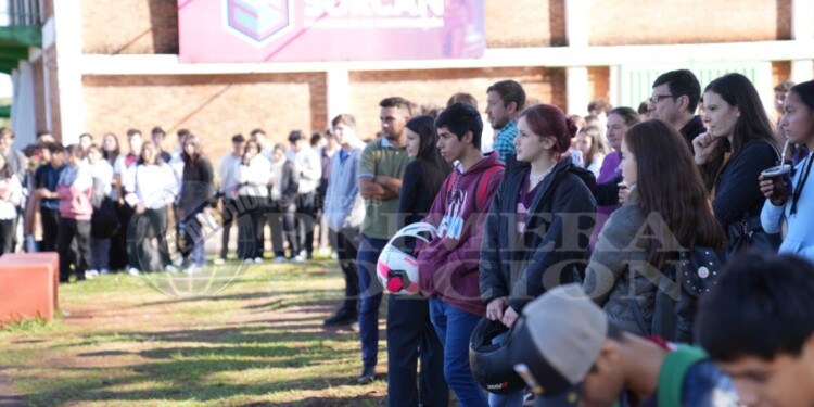 CONCENTRADOS. Los jóvenes siguieron atentamente a los especialistas.