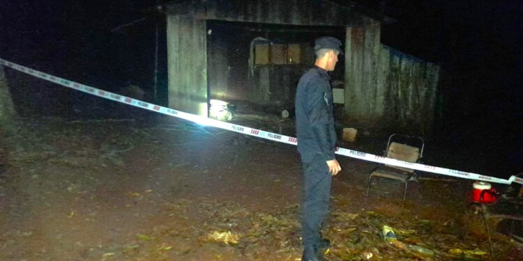 LA ESCENA. El hombre fallecido tenía entre 40 y 50 años. En la escena incautaron tres machetes y un cuchillo.