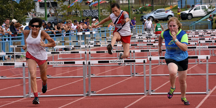 ESFUERZO. Una de las postales que dejó ayer la competencia en la pista atlética Eric Barney. Hubo competidores de todo el país, Brasil, Uruguay y Chile.