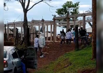 Paralizaron la obra de una escuela en San Vicente: “Me dijeron que no había fondos para seguir con la construcción”