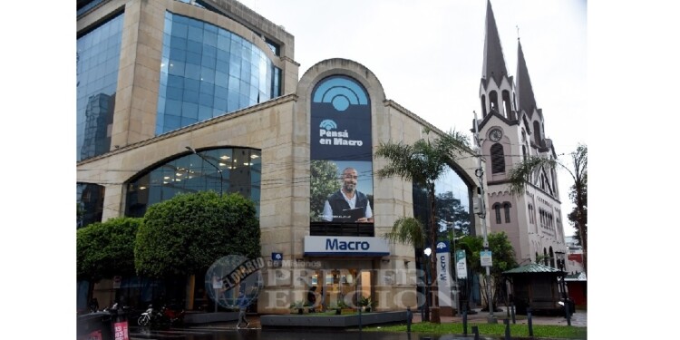 VISIÓN CENTRADA EN EL CLIENTE. Sede del Banco Macro, en Colón y San
Martín, de Posadas.