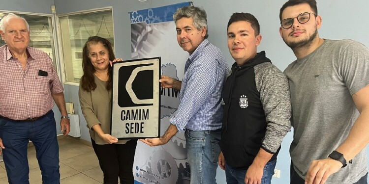 COMISIÓN DIRECTIVA. Silvia González junto al vicepresidente, Luis Gerardo Gunther; secretario, Ricardo Gustavo Hañiek, y tesorero, Marcelo Bruno.