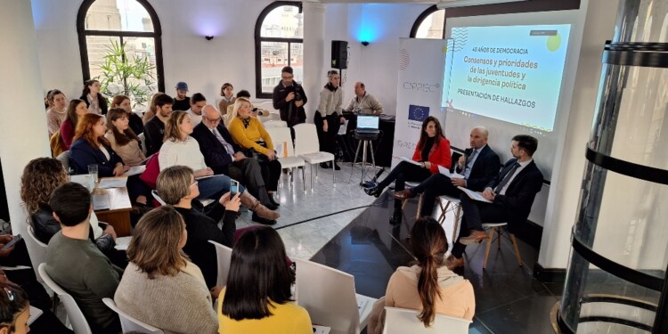 EN CONJUNTO. Referentes políticos y académicos se reunieron para compartir preocupaciones presentes en la población más joven del país y presentar algunas propuestas para resolver estos inconvenientes sociales.