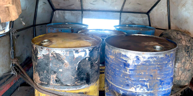 PELIGRO. La camioneta tenía 5 tambores de chapa, con capacidad de 200 litros cada uno, repletos de gasoil.