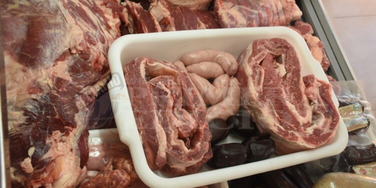 A LA BAJA. La carne retrocede en el mostrador, pero el consumo no logra repuntar.