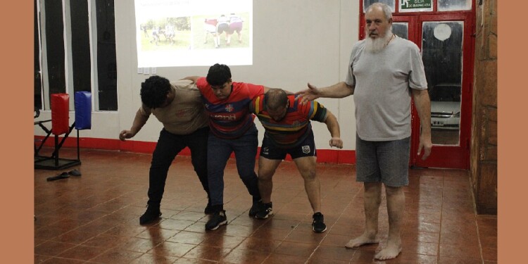 CONCEPTOS CLAROS. Sergio Carossio describió y fundamentó cada uno de los movimientos en el scrum.