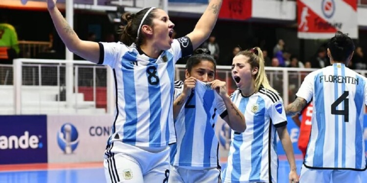 FESTEJO. Cecilia López besa la camiseta para la cámara en el grito de gol.