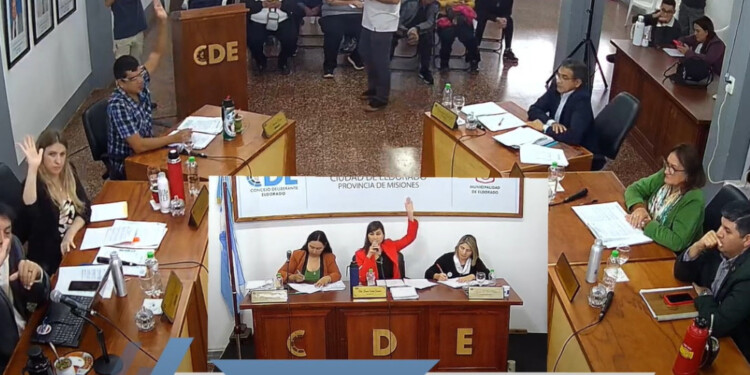 MAYORÍA SIMPLE. Cardozo votó con la oposición y del otro lado quedaron Bobadilla, Saenger y Acevedo Leal.