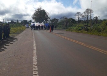 Movimientos sociales bloquean ruta y marchan en Misiones