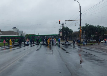 Manifestantes cortan la avenida Quaranta por reclamo de relocalización de familias