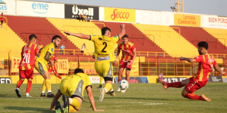 CON TODO. Nico Portillo cierra justo un remate de un jugador rival. El defensor jugó un buen partido en Corrientes. Fotos gentileza Marcos Mendoza (El Litoral)