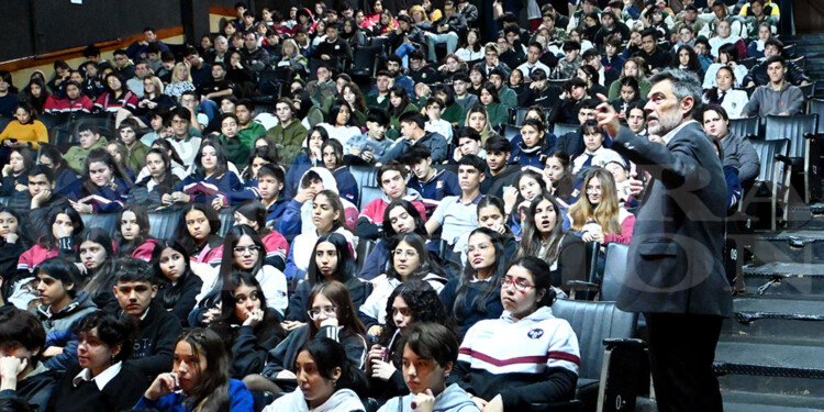 SIN VUELTAS. El Dr. Damin habló sobre los distintos tipos de drogas existentes y los daños que provocan en la salud de las personas. Los estudiantes y profesores siguieron atentamente los conceptos.