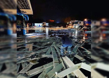 Vidrios rotos y estructuras caídas: el temporal causó destrozos en una estación de servicio de Virasoro