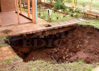 Escuela 934 con un enorme cráter en el suelo, rajaduras en las paredes y miedo al derrumbe