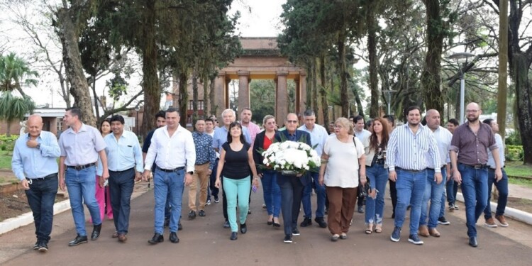 JUSTO HOMENAJE. Benigno Gómez, la comisión directiva y delegados del Centro de Empleados de Comercio de Posadas en la entrega de ayer de la ofrenda floral.