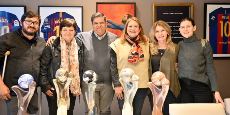 A PURO ARTE. Productivo encuentro entre directivos de Arte y Diseño de la UNaM y la directora General del Diario PRIMERA EDICIÓN para sellar el acuerdo de producción de las estatuillas de la Fiesta del Deporte Misionero.