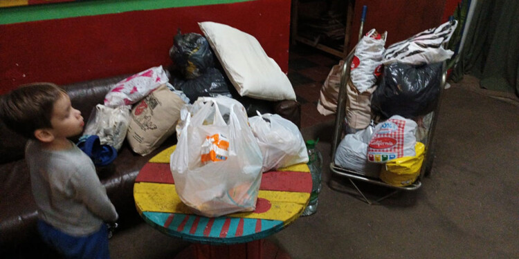 PARA LAS FAMILIAS. En algunos barrios ya comenzaron a repartir las donaciones apenas fueron llegando.