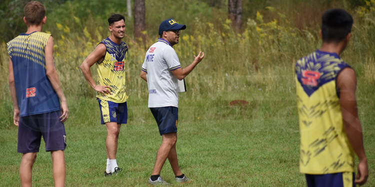 DE LOCAL. Joselo Bernal, en uno de los entrenamientos del Auriazul. Mitre pondrá primera en condición de local.
