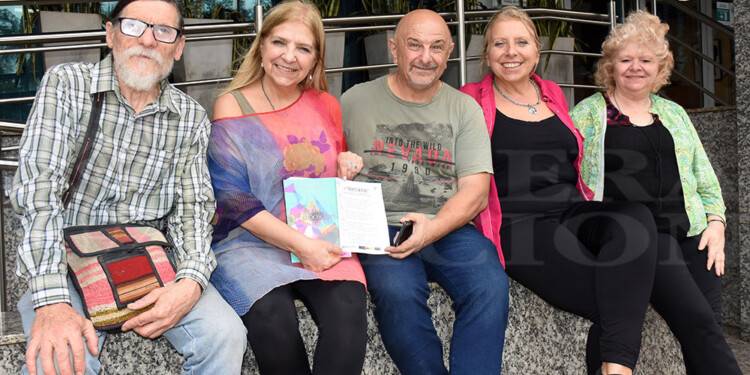 PROMOVIENDO EL ARTE. El actor Aníbal Bertoni (centro), uno de los organizadores de la segunda edición del Festival de Teatro “Rulo” Fernández, junto a los protagonistas que se suman a este encuentro que se desarrollará en el teatro Nirvana de Posadas.
