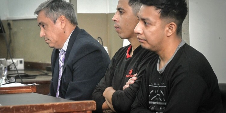 VEREDICTO Y SILENCIO. En la imagen (de derecha a izquierda) los sentenciados Juan Manuel Frete, Daniel Dos Santos Lourenzo y el abogado de los imputados, Dionisio López./ Foto Gentileza M. Otaño (@mmo_marcos)