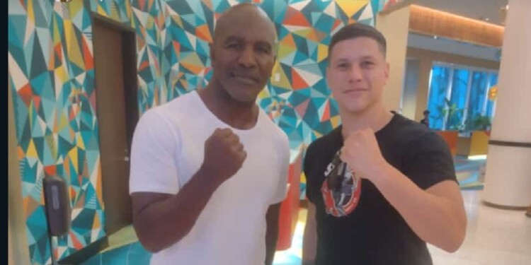 UN LUJO. La Joya Andino posa junto al excampeón pesado Evander Hollyfield.