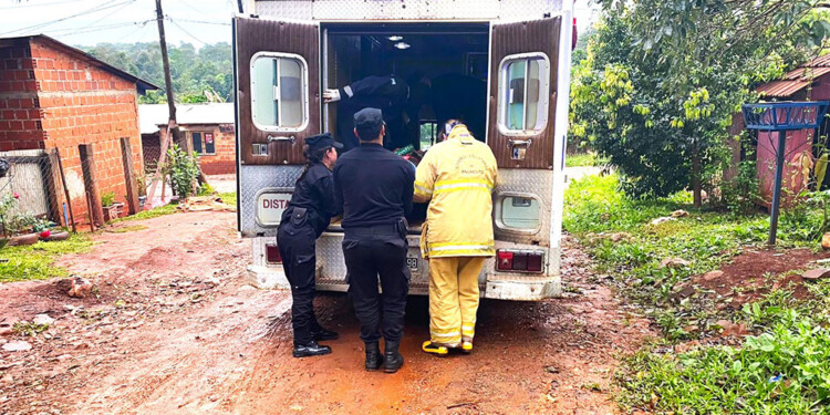 BOMBEROS VOLUNTARIOS COMO ASISTENCIA. La mujer lesionada en principio había sido trasladada hacia el hospital de Andresito.