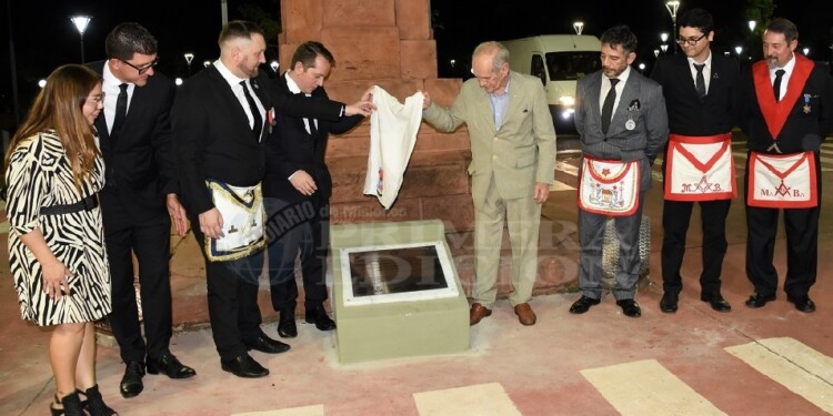 REFERENCIA. Se puso una placa en el monolito emplazado en el Parque Paraguayo, una referencia histórica.