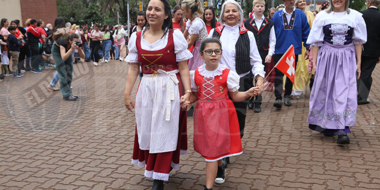 El tradicional desfile dio inicio a la 43ª Fiesta Nacional del Inmigrante