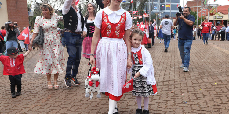 El tradicional desfile dio inicio a la 43ª Fiesta Nacional del Inmigrante