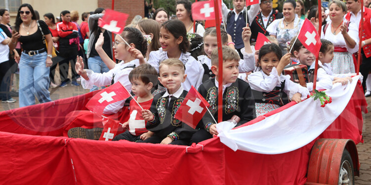 El tradicional desfile dio inicio a la 43ª Fiesta Nacional del Inmigrante