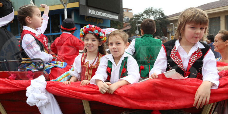 El tradicional desfile dio inicio a la 43ª Fiesta Nacional del Inmigrante