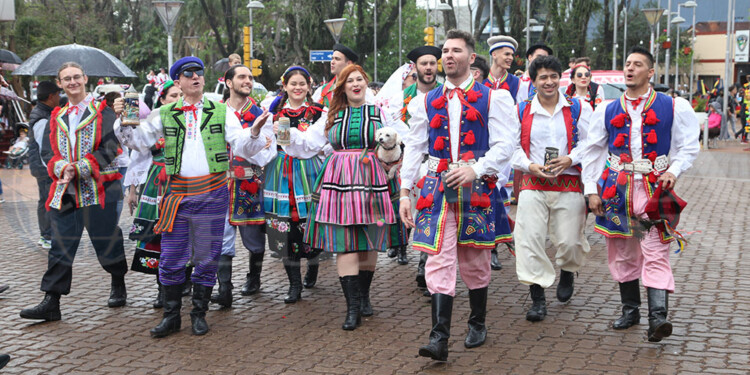 El tradicional desfile dio inicio a la 43ª Fiesta Nacional del Inmigrante