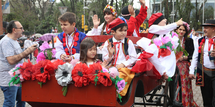 El tradicional desfile dio inicio a la 43ª Fiesta Nacional del Inmigrante
