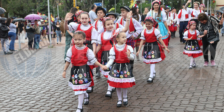 El tradicional desfile dio inicio a la 43ª Fiesta Nacional del Inmigrante